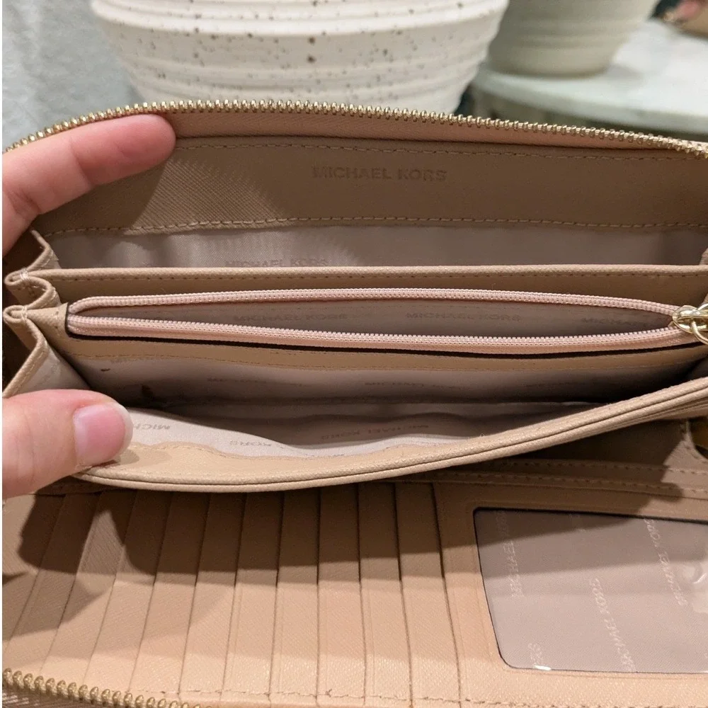 Michael Kors Jet Set Travel Wallet Women OS Beige Saffiano Leather Zip Around